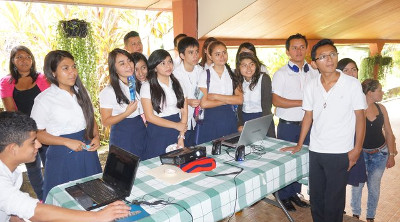 Estudiantes del ISNI durante la Feria